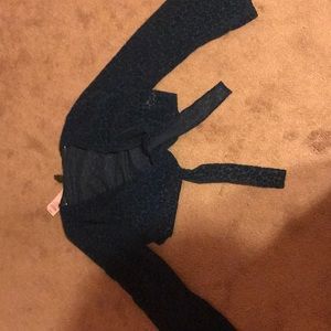 The brand is Wild Fable, it’s size large, and it’s dark teal with flowers